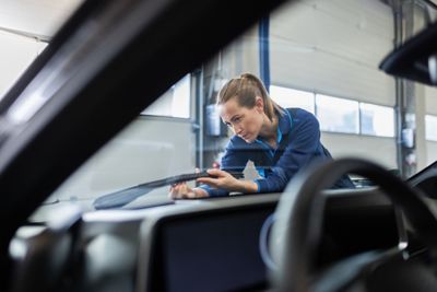 En mekaniker skifter vindusvisker på en Hyundai.