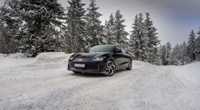 IONIQ 6 parkert på en vintervei. Foto.