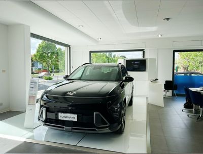 Hyundai KONA nera all'interno della concessionaria Auto Royal Company