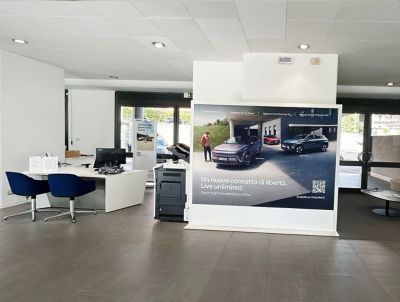 Interno del concessionario Hyundai Auto Royal Company con desk di ingresso