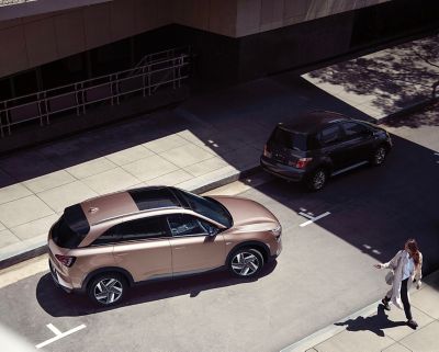 Hyundai Nexo esce da parcheggio