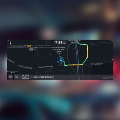 Screenshot navigačního systému Hyundai s nastavenou trasou.