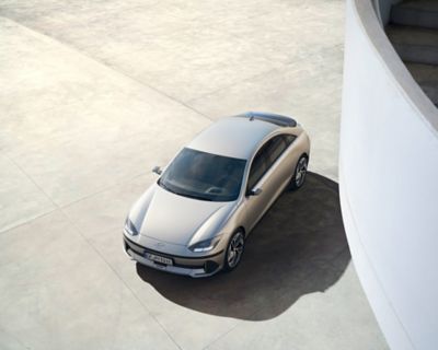 Hyundai IONIQ 6, 2023 World Car of the Year, World Electric Vehicle og World Car Design of the Year. Foto med logo og tekst.
