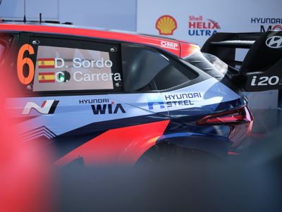 Boční pohled na vůz Hyundai i20 N WRC Rally1 Daniho Sorda.