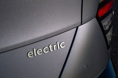 Detailfoto van badge ‘electric’ op de achterzijde van een Hyundai KONA Electric.