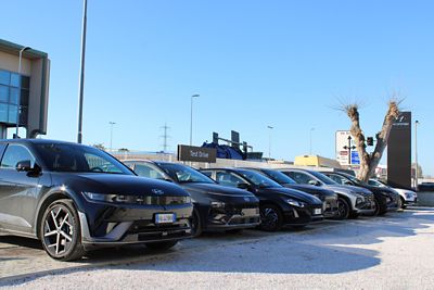 Assistente Hyundai controlla lo pneumatico di un modello Hyundai