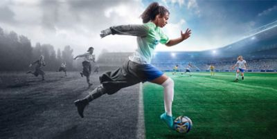 Eine altertümliche Fußballspielerin verwandelt sich in der Mitte des Bildes in eine moderen Fußballspielerin.
