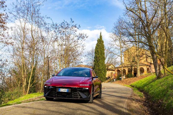 A bordo di Hyundai IONIQ 6 N Line alla scoperta di cinque luoghi sorprendenti: il viaggio incontra le Giornate FAI d’Autunno