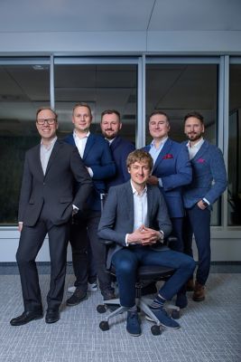 Wykwalifikowani dealerzy marki Hyundai zapewniają klientom profesjonalizm i możliwość dostosowania oferty do potrzeb. W Polsce znajduje się ponad 60 punktów dealerskich gotowych do współpracy z klientami flotowymi.