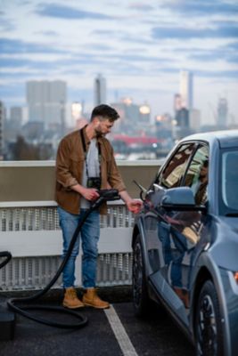 Elektromobil Hyundai IONIQ 5 se připojuje k nabíjení.