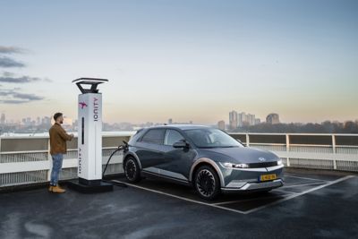De elektrische Hyundai IONIQ 5 wordt opgeladen bij een IONITY-laadstation op een parkeerdek