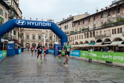 Vista posteriore 3/4 di nuova Hyundai IONIQ 9 con le montagne sullo sfondo.
