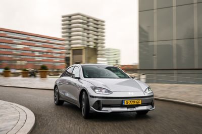 Een Hyundai IONIQ 6 rijdend door een straat