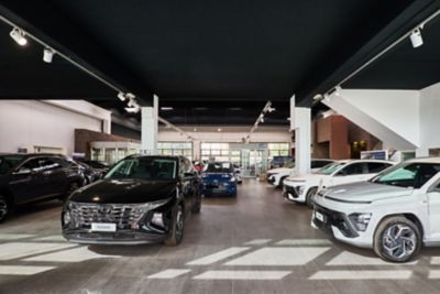 Gli interni della concessionaria Hyundai Boattini con TUCSON e KONA