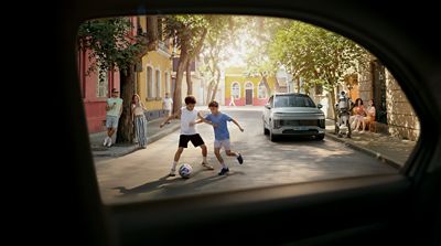 Hyundai IONIQ 5 con donna e uomo che si abbracciano