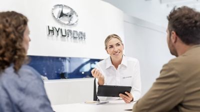   Ein Mechaniker, der die Reifen überprüft