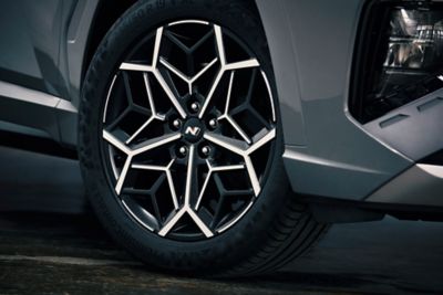 Detail zcela nového 19“ kola z lehké slitiny Hyundai TUCSON N Line.
