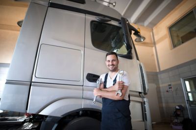 Mechanik stojący obok samochodu ciężarowego.