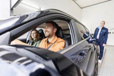 Il Meccanico Hyundai che controlla i freni di una Hyundai.