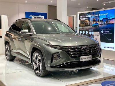 Hyundai TUCSON Hybrid all'interno del concessionaio AUTO H