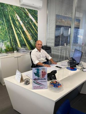 Responsabile della concessionaria Hyundai AUTO H all'interno dello showroom