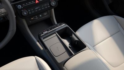 Wnętrze Hyundai TUCSON z widocznym selektorem automatycznej skrzyni biegów.