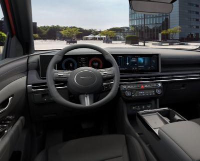 Zakřivený panoramatický displej na přístrojové desce modelu Hyundai TUCSON Hybrid.