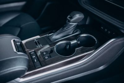 Zbliżenie na skrzynie biegów w samochodzie