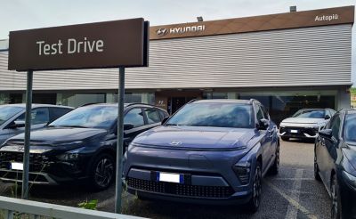 Nuova Hyundai KONA di fronte alla concessionaria Autopiù
