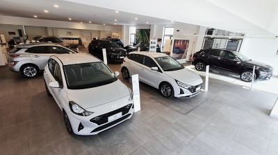 L'interno della concessionaria Autopiù con modelli Hyundai esposti