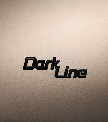 Una donna cammina dietro Hyundai TUCSON