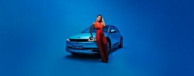 Mireia Belmonte posa junto a un IONIQ 5.