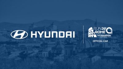 Immagine di Hyundai i20 WRC che corre su uno sterrato