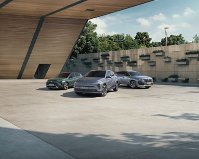 Six véhicules Hyundai garés l’un à côté de l’autre : IONIQ 5, KONA, i20, Santa Fe, Tucson et Bayon.