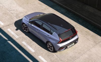 Ein Hyundai BAYON fährt durch eine Straße in der Stadt.