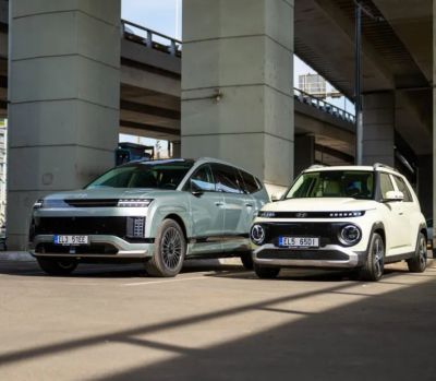 IONIQ 9 a INSTER stojící pod mostem.