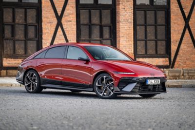 IONIQ 6 v červené barvě.