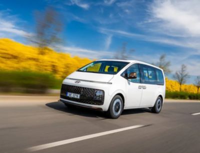 Hyundai STARIA v bílé barvě.