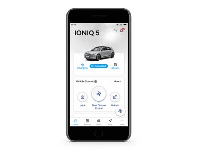 Immagine di smartphone con auto Hyundai per notifica chiusura apertura a distanza 