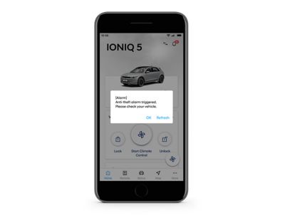 Smartphone mit Hyundai Bluelink-App. Eine Statusmeldung informiert über einen ausgelösten Alarm. 