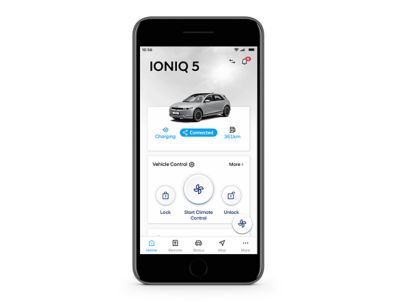 Smartphone mit Hyundai Bluelink-App. Zu sehen: Fernverriegelung und Fernklimatisierung.