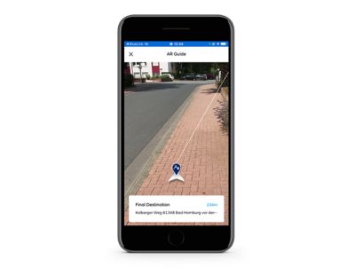 Smarttelefon med Bluelink-app: navigasjon til døren fra Hyundai IONIQ 5. Foto.