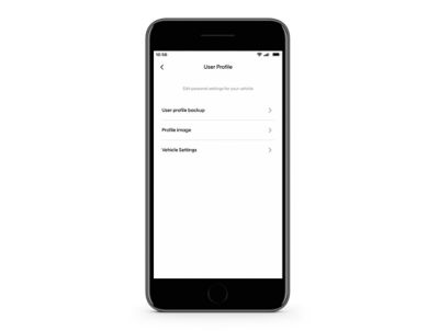 Smartphone zeigt die Hyundai Bluelink-App mit der Fahrzeug-Übersicht.