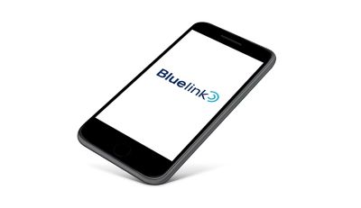 Smartphone mit Hyundai Bluelink-Connect Logo auf dem Display.