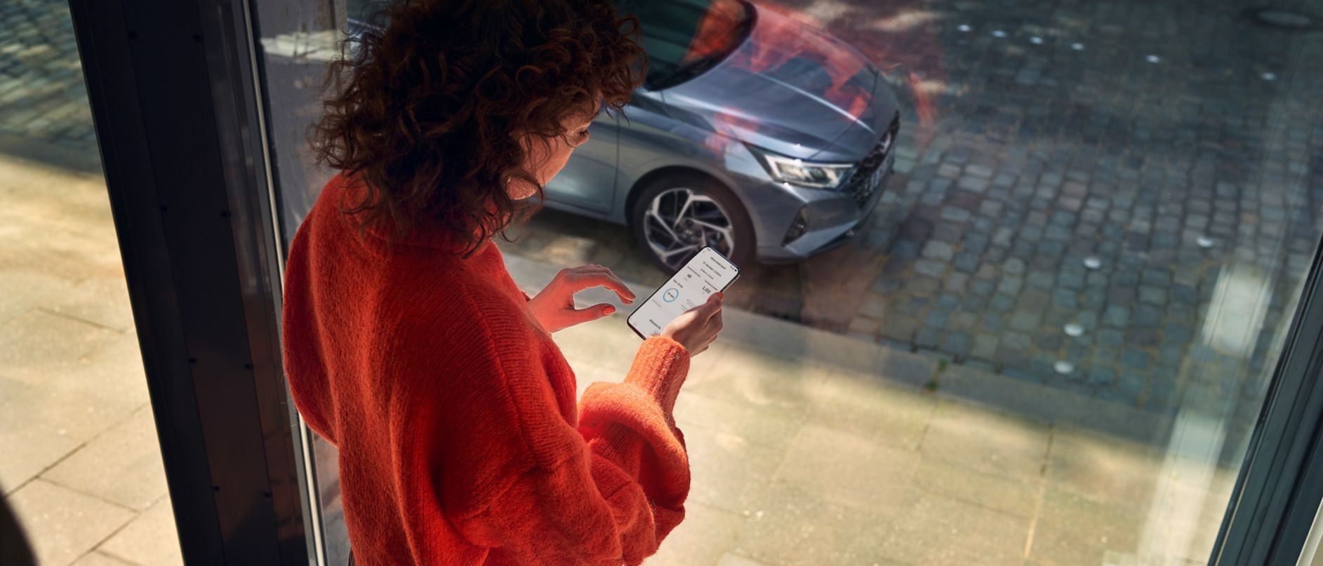 En hyundai i stor fart i et motorsport race. Foto.