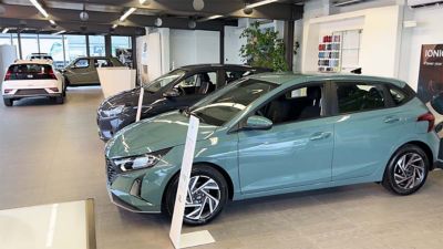 Assistente Hyundai controlla lo pneumatico di un modello Hyundai