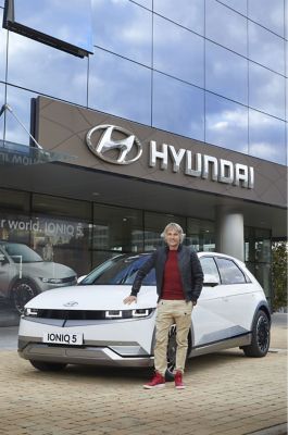 Jesús Calleja posando junto a un IONIQ 5.