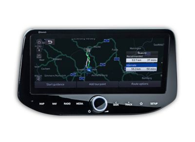  Dotykový displej uvnitř Hyundai i30 Fastback, zobrazující navigační mapu.