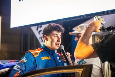 Entrevista a integrante del equipo Hyundai durante la salida del Rallye de Ourense
