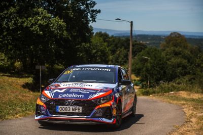 Hyundai de rally compitiendo en un tramo rural del Rallye de Ourense